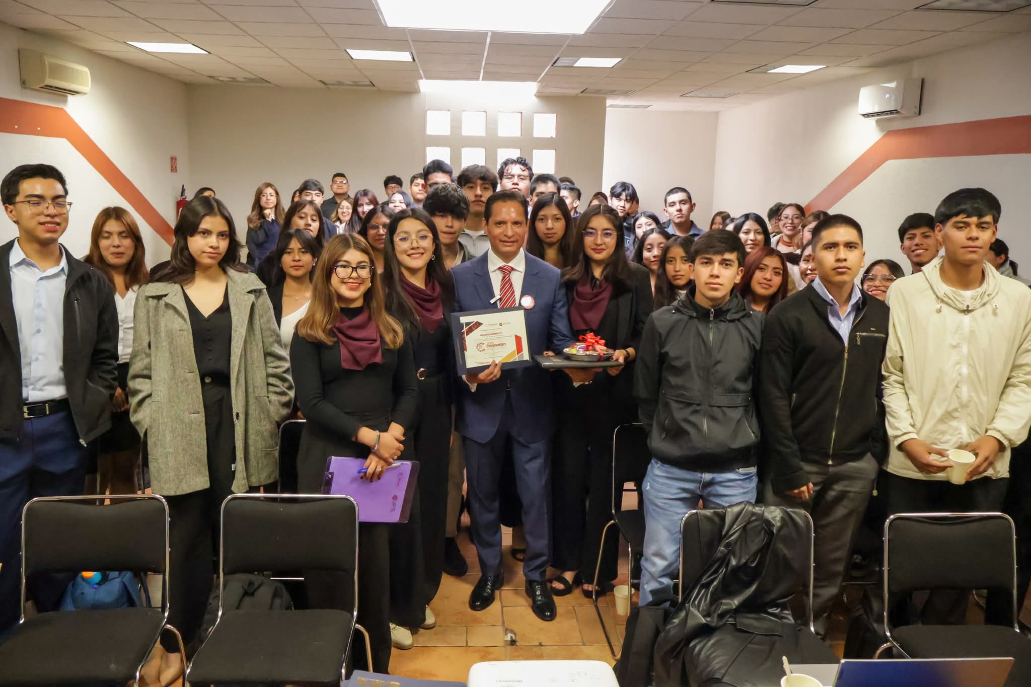 Da conferencia en la UPT Luis Antonio Herrera, director de Fire Sports